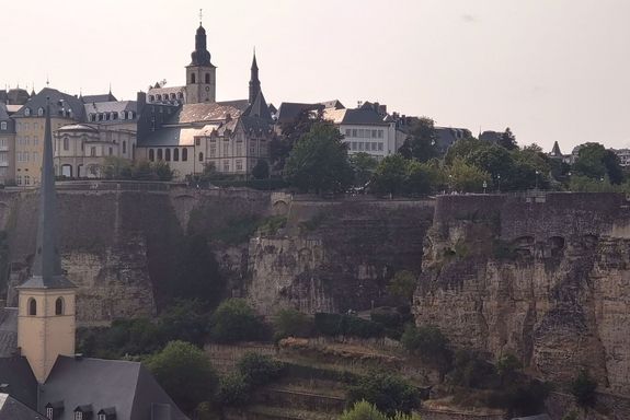 Stadt auf einer Klippe