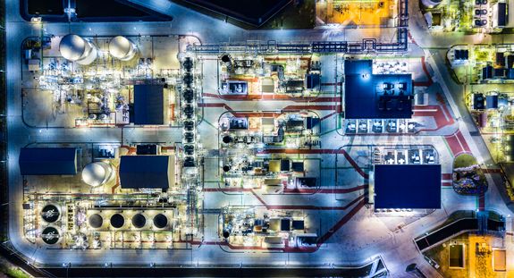 Luftaufnahme einer Industrieanlage bei Nacht