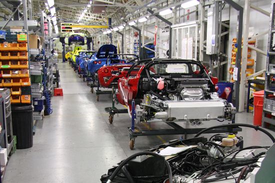 Automobilindustrie: Fertigungsstraße (Credit: Brian Snelson, Creative Commons 2.0)