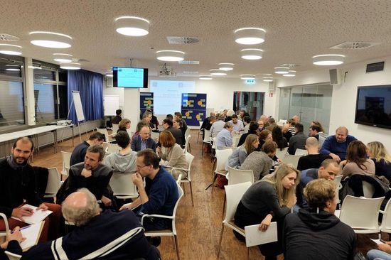 Mehrere Gruppen bei der Gruppenarbeit