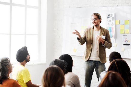 [Translate to English:] Person trägt vor 