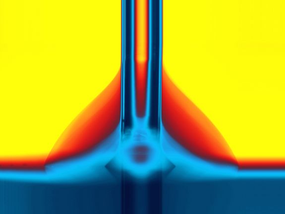 Je nach Beschaffenheit der Oberfläche benetzt Wasser das Material unterschiedlich gut (blau und rot)