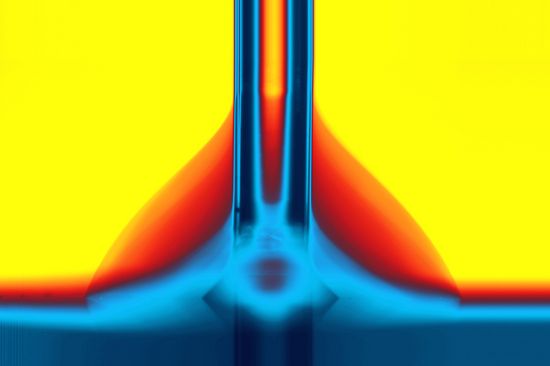 Je nach Beschaffenheit der Oberfläche benetzt Wasser das Material unterschiedlich gut (blau und rot) 