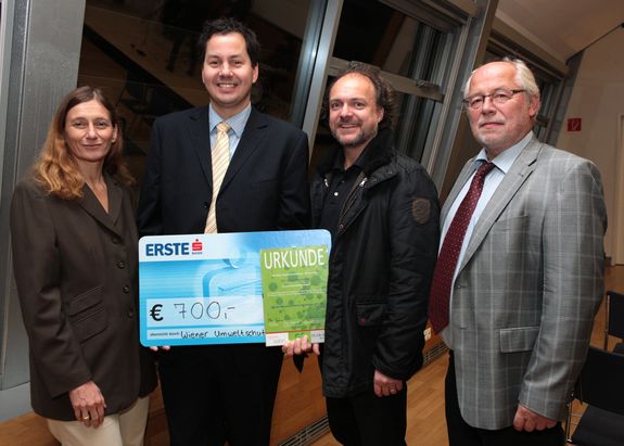 v.l.n.r.: ao v.l.n.r.: ao Univ. Prof. Dr. Regina Sommer (Leiterin ICC Water & Health, MedUni), der Preisträger DI. Dr. Georg Reischer, Privatdozent Dr. Andreas Farnleitner (Leiter ICC Water & Health, TU Wien) sowie Senatsrat Dr. Wolfgang Zerobin (Leiter Wiener Wasserwerke, MA31)