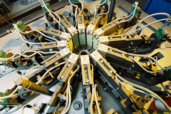 Nummerierte 12 Maschinen, die einen Kreis bilden