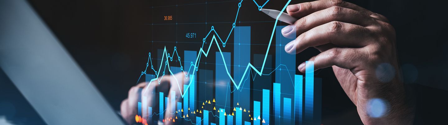 Geschäftsmann analysiert Finanzdaten-Diagramme auf einem Laptop mit einem Stylus in einem futuristischen Interface-Konzept auf dunklem Hintergrund mit leuchtenden Grafiken und Balken.