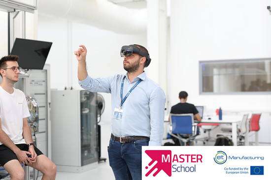 Student stehend probiert VR-Brille aus