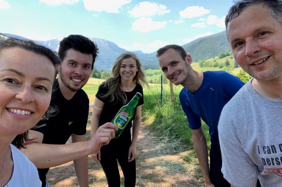 „Siegesbier“ unsere Gruppe vor der atemberaubenden Kulisse des Schneebergs.