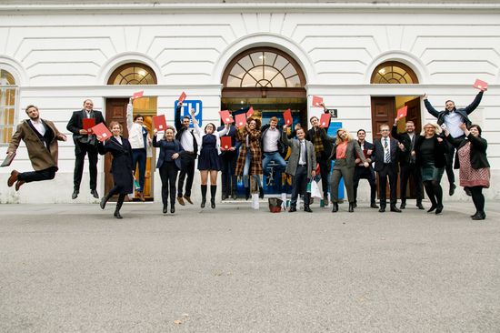 Abschlussklasse 2020 vor dem Hauptgebäude der TU Wien