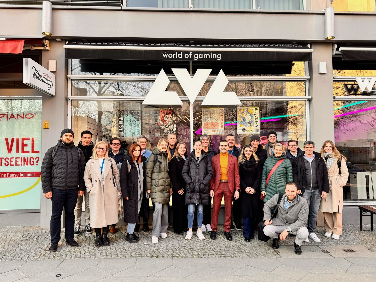 Eine Gruppe von Studierenden vor einem Geschäft namens LVL in Berlin