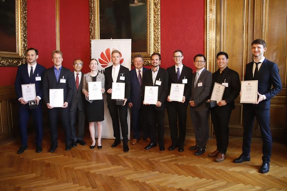 Gruppenfoto der "Seeds for the Future"-Siegerehrung im Rathaus