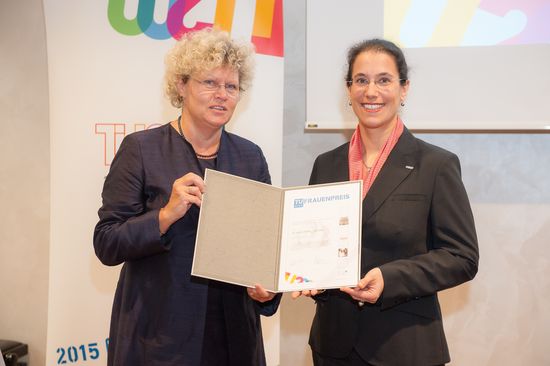 TU-Rektorin Sabine Seidler mit der ersten Preisträgerin DI Judith Engel