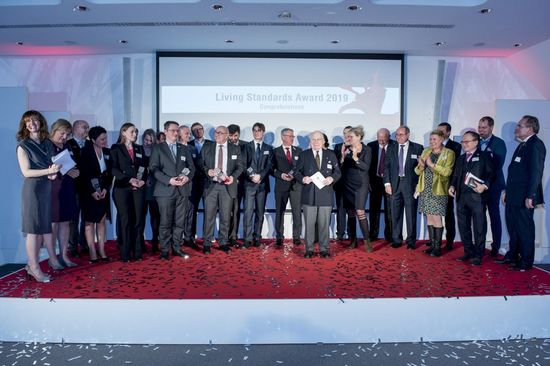 Gruppenfoto der Preisträger_innen auf einer Bühne