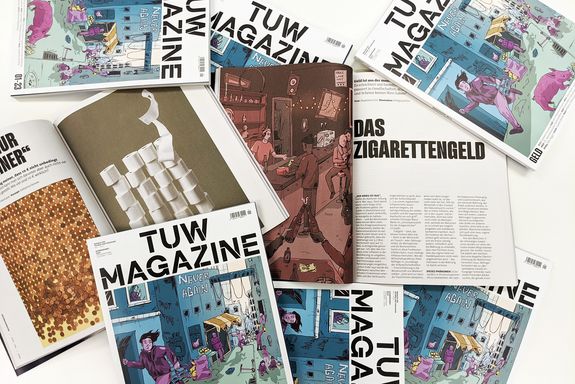 Mehrere TU-Magazine liegen teils aufgeschlagen auf einem Tisch.
