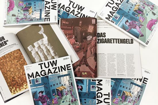 Mehrere TU-Magazine liegen teils aufgeschlagen auf einem Tisch.