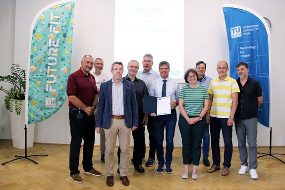 Marko Mihovilovic (Dekan der Fakultät für Technische Chemie), Wolfgang Kastner (Vizerektor Digitalisierung und Infrastruktur), Andrei Pimenov (Dekan der Fakultät für Physik), Norbert Görtz (Dekan der Fakultät für Elektrotechnik und Informationstechnik), Christian Bauer (Dekan der Fakultät für Maschinenwesen und Betriebswissenschaften), Jens Schneider (Rektor), Ute Koch (Vizerektorin Personal), Ronald Blab (Dekan der Fakultät für Bau- und Umweltingenieurwesen), Hans-Berndt Neuner (Studiendekan der Fakultät für Mathematik und Geoinformation), Norbert Trolf (Studiendekan der Fakultät für Architektur und Raumplanung)