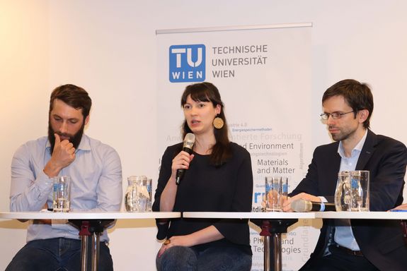 Eine Großaufnahme von Christoph Kirchberger, Susanne Kaiser und Alexander Schirrer. Frau Kaiser spricht ins Mikrofon.