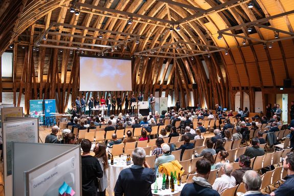 Kuppelsaal Bühne und Publikum sitzend