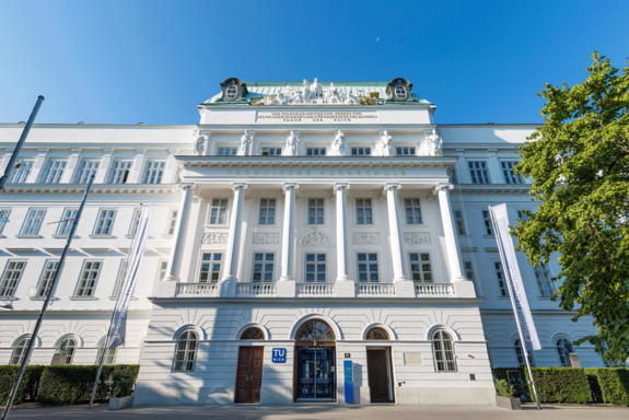 Das TUW-Hauptgebäude am Karlsplatz vom Resselpark her frontal fotografiert.