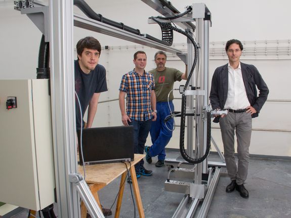 Das Team von Prof. Georg Kartnig (rechts), mit dem Kamera-Positioniersystem