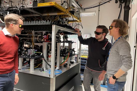 Drei Personen mit Laserschutzbrillen im Labor