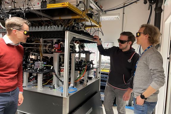 Drei Personen mit Laserschutzbrillen im Labor