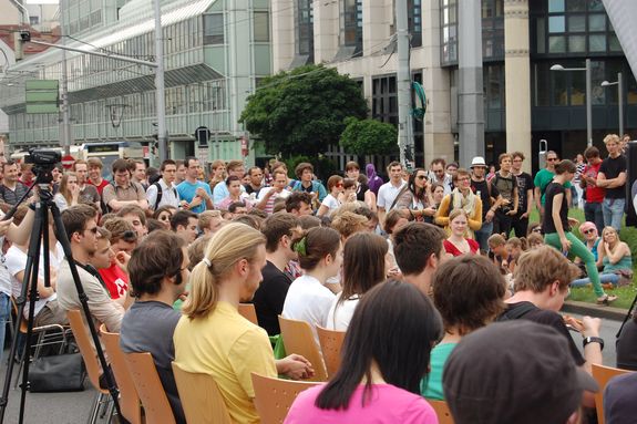 Interessierte ZuhörerInnen bei der 3. Street Lecture: "Experimenteller Hochbau" (Foto: HTU) Interessierte ZuhörerInnen bei der 3. Street Lecture: "Experimenteller Hochbau" (Foto: HTU)