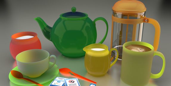 Plastiklöffel, mattes und glänzendes buntes Glasgeschirr, Teebeutel in Papier – alles spiegelt sich in der Tischplatte. Großansicht von Foto 1.