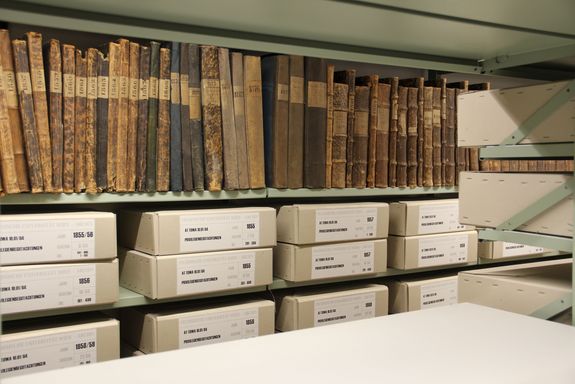 Akten im Regal