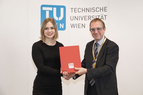 [Translate to English:] Foto von Nicole Oblinger, MSc und Prof. Bob Martens mit Zertifikat