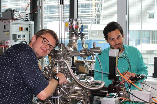 Zwei Personen in einem Labor hantieren an Schläuchen und Geräten