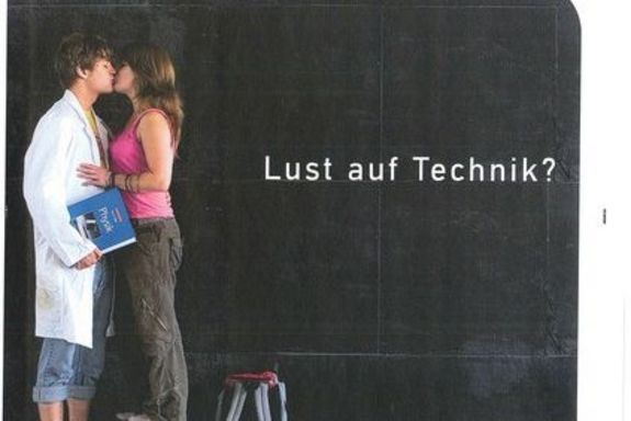 Frau küsst Mann in Arbeitsmantel