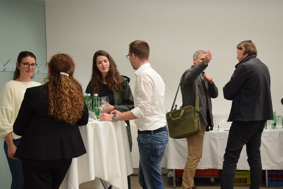 Sich unterhaltende Studierende und Alumni