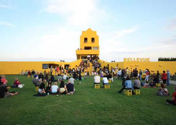 Bellevue. Das gelbe Haus, temporäre Installation im öffentlichen Raum im Rahmen von Linz09, Kulturhauptstadt Europas, Linz, 2009. Ein Projekt von Peter Fattinger, Veronika Orso und Michael Rieper.