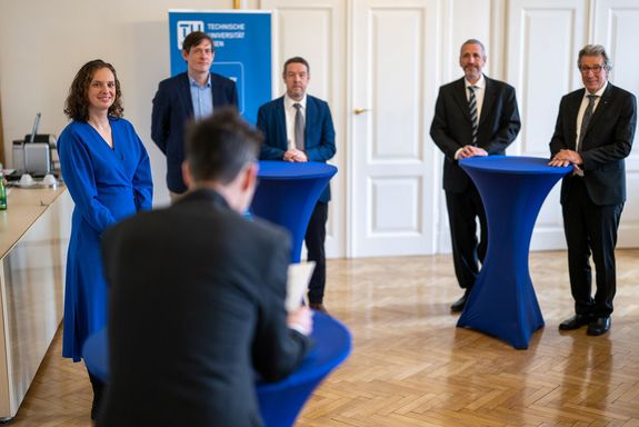 6 Personen an Stehtischen