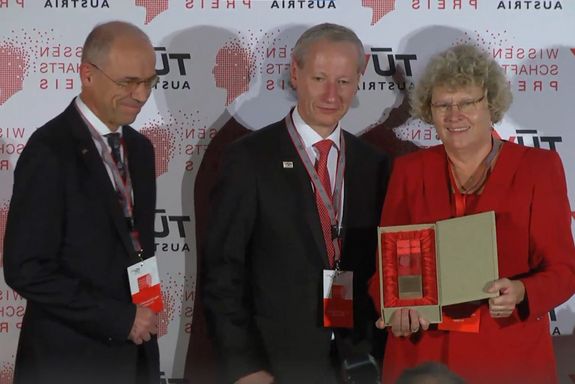 Gruppenbild mit Rektorin Sabine Seidler während sie den Ehrenpreis in der Hand hält. 
