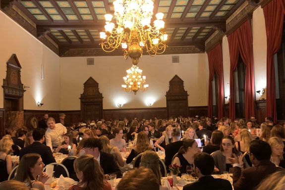 Studierende in einem Prunksaal