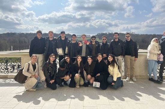 Local Group (LG) Istanbul-Boğaziçi auf Besuch in Wien: Man sieht eine Gruppe junger Menschen - zweireihig aufgestellt. Im Hintergrund sieht man die Gloriette in Wien. 