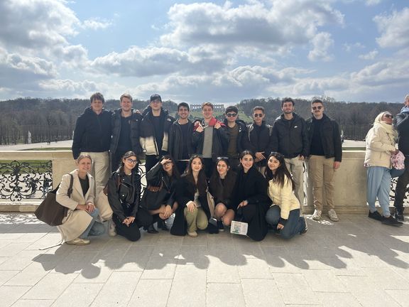 Local Group (LG) Istanbul-Boğaziçi auf Besuch in Wien: Man sieht eine Gruppe junger Menschen - zweireihig aufgestellt. Im Hintergrund sieht man die Gloriette in Wien.