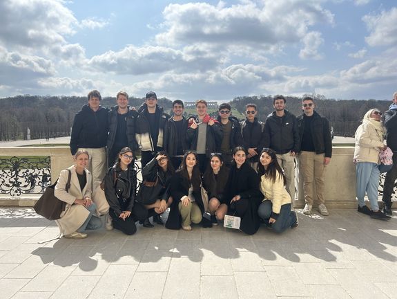 Local Group (LG) Istanbul-Boğaziçi auf Besuch in Wien: Man sieht eine Gruppe junger Menschen - zweireihig aufgestellt. Im Hintergrund sieht man die Gloriette in Wien.