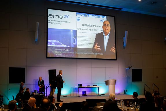 Bühne, Uwe Grebe auf Leinwand