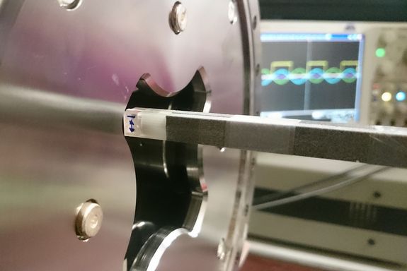 Der Sensor wird in einem genau definierten elektrischen Feld getestet.