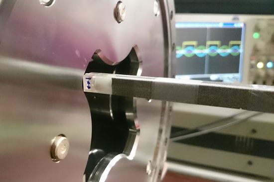 Der Sensor wird in einem genau definierten elektrischen Feld getestet.