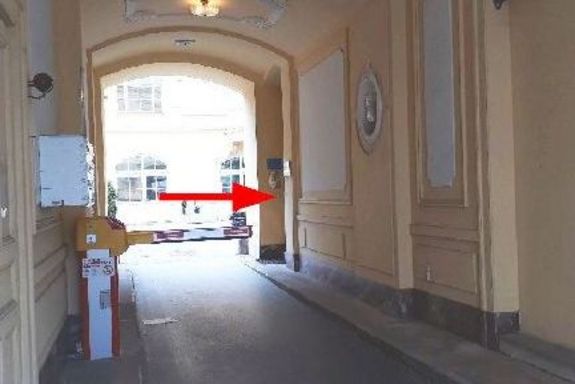 Türe auf der rechten Seite Durchgang mit Pfeil zur Eingangstüre TISS