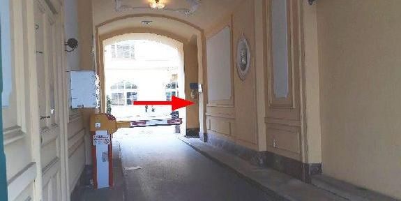 Türe auf der rechten Seite