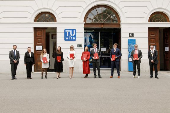 [Translate to English:] Alumni nach der Feier