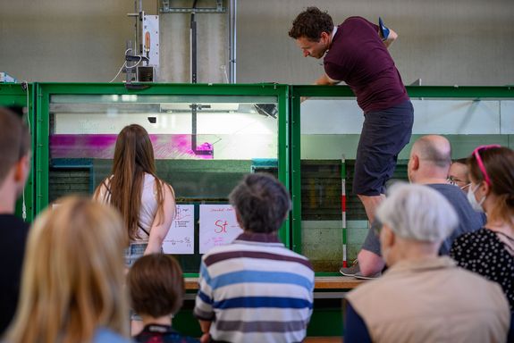 Ein Wissenschaftler gibt Farbe in den Wasserkanal, um die Verwirbelung sichtbar zu machen.