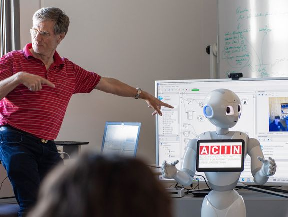 Fans von Robotern waren beim Workshop der Fakultät für Elektrotechnik und Informationstechnik richtig.