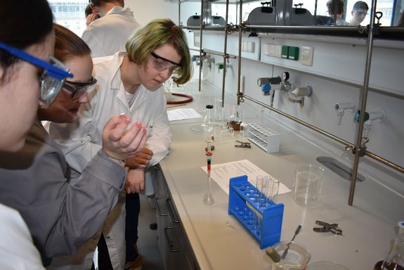 Schüler_innen im Chemielabor