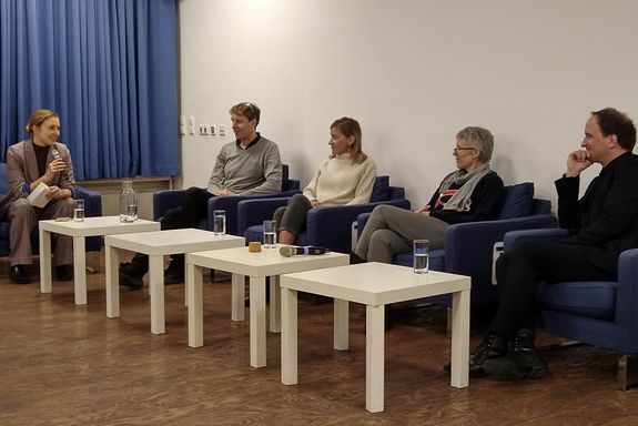 Panel-Diskussion, 5 Personen sitzend: Moderatorin Charlotte Reiff im Gespräch mit Christian Peer, Dilek Fraisl, Katja Mayer und Fabian Dembski (von links)
